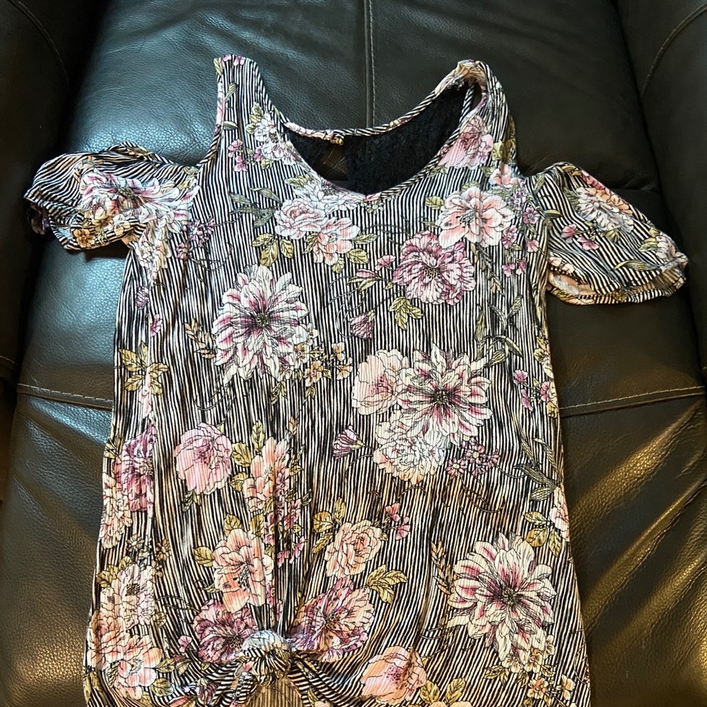 Women’s cold shoulder top